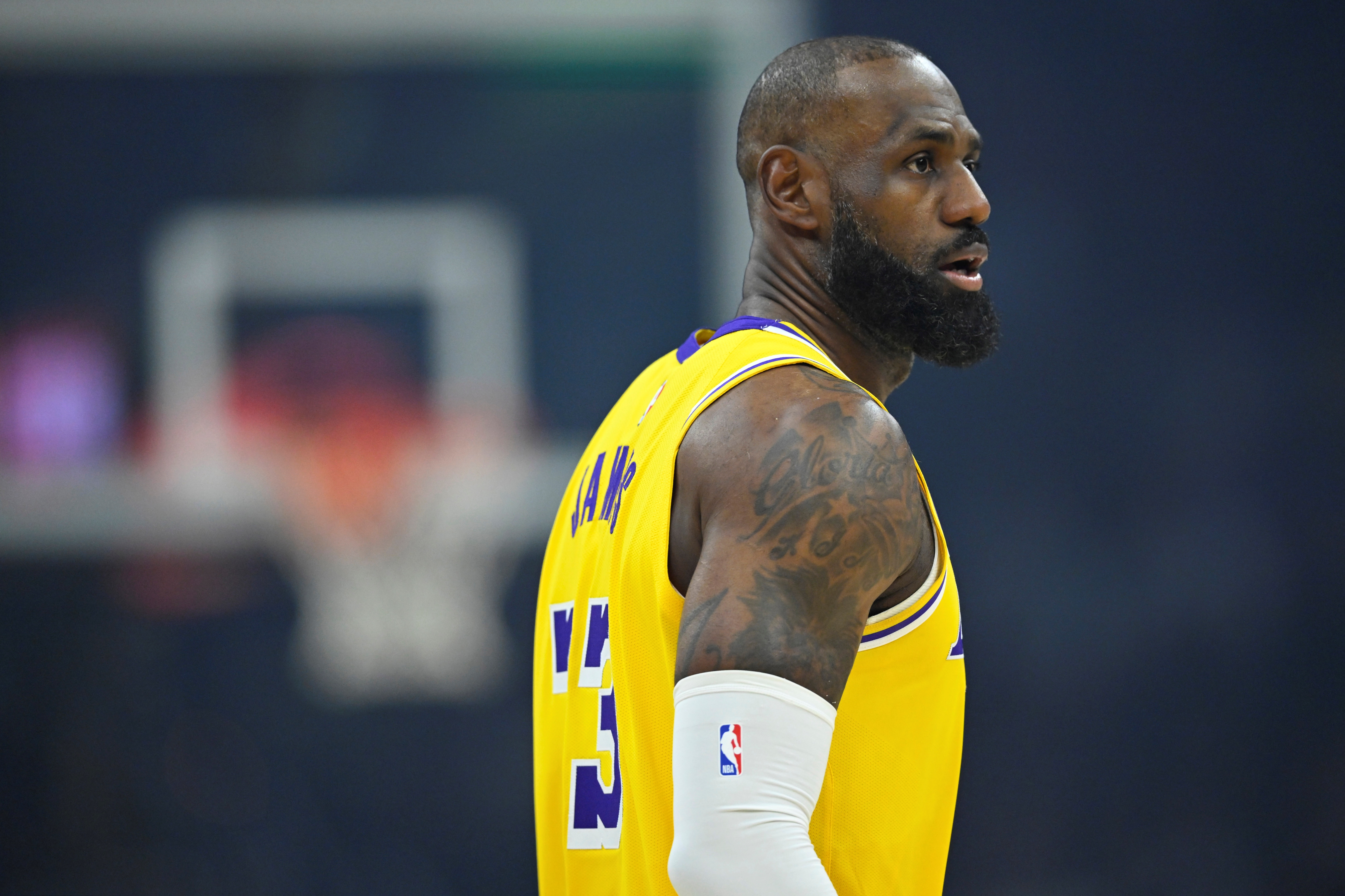 开云官网-詹姆斯今日8次失误！追平了本赛季个人单场最高失误数！